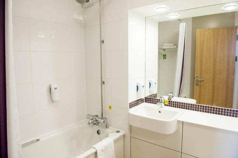 Premier Inn London Enfield Buitenkant foto