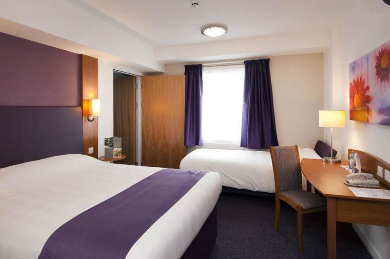Premier Inn London Enfield Buitenkant foto